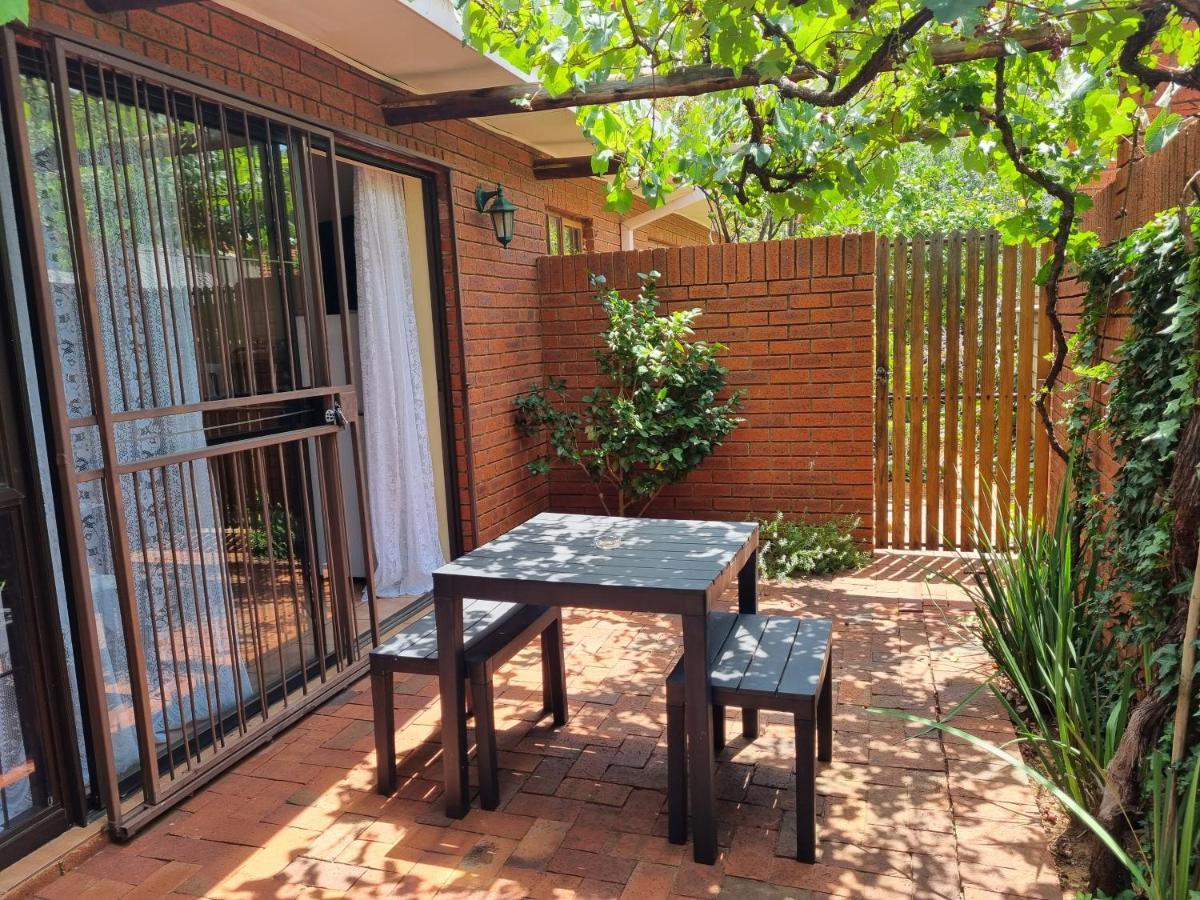 Camelia Guest House Bloemfontein Esterno foto