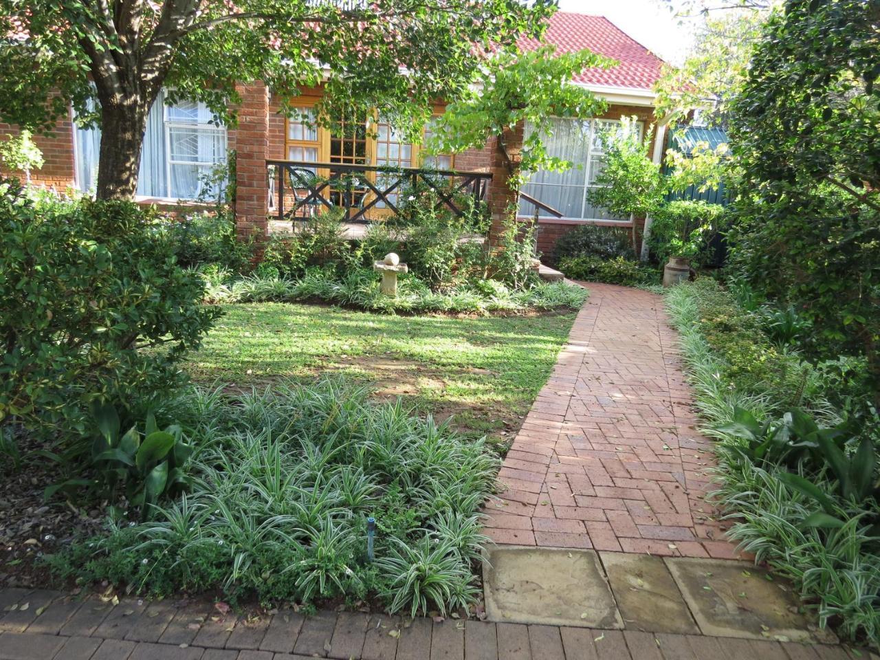 Camelia Guest House Bloemfontein Esterno foto